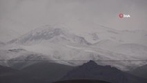 Yüksekova'nın yüksek rakımlı dağları beyaza büründü