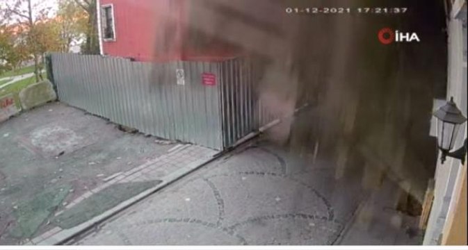 Balat'ta metruk bina çöktü, 2 kişi son anda kurtuldu