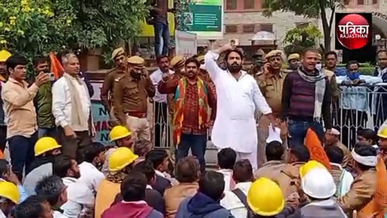 VIDEO : सीमेंट फैक्ट्री श्रमिकों का प्रदर्शन, आरोप- आंदोलन दबाने के लिए मजदूर नेताओं को धमका रही पुलिस