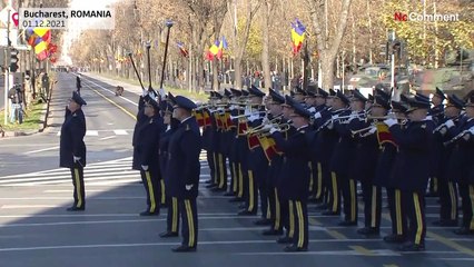 Une parade militaire réduite pour la fête nationale roumaine