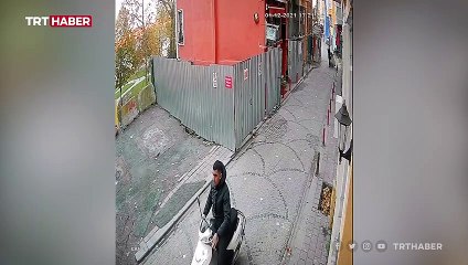 İstanbul'da 3 katlı metruk bina çöktü