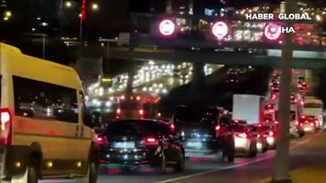 Beylikdüzü istikametine giden metrobüs arıza yaptı, uzun kuyruklar oluştu