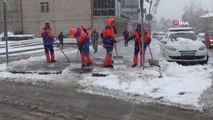 Karla mücadele ekipleri cadde ve kaldırımları temizlemek için seferber oldu