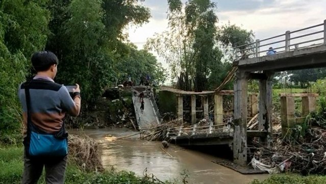 Jembatan Penghubung Antar Desa di Lamongan Ambruk Diterjang Banjir Bandang