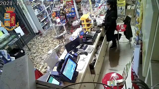 Rapina alla tabaccheria di Querceta. Titolare minacciata di morte