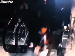Escalator affamé qui mange les chaussures