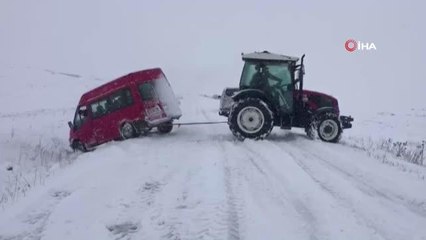Karda yoldan çıkan minibüs traktör yardımı ile kurtarıldı