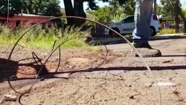 Fios caídos: Motociclistas precisam ter atenção ao passarem pela Rua Altemar Dutra