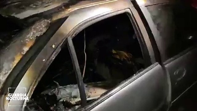 Envuelto en llamas terminó un automóvil abandonado en la colonia Guayabitos de Tlaquepaque