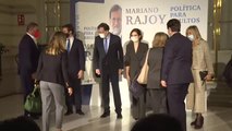 Ayuso evita colocarse al lado de Casado en el posado del libro de Rajoy