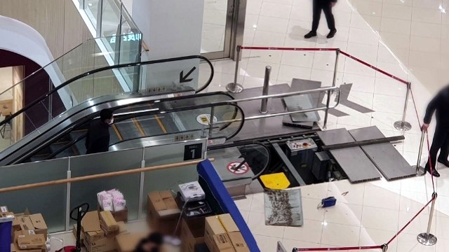 쇼핑센터 에스컬레이터서 3살 남아 손가락 끼여 중상 / YTN