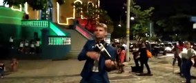 Violinista argentino Damian Zantedeschi faz apresentação na inauguração da iluminação de Natal, no Colégio Arnaldo