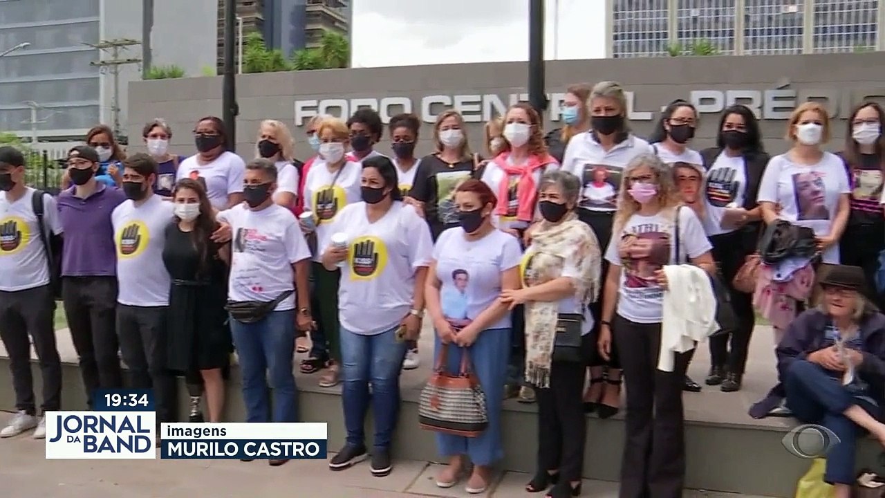 Mais de 100 familiares compareceram ao julgamento dos acusados pelo incêndio na Boate Kiss. Primeiros depoimentos são de sobreviventes.