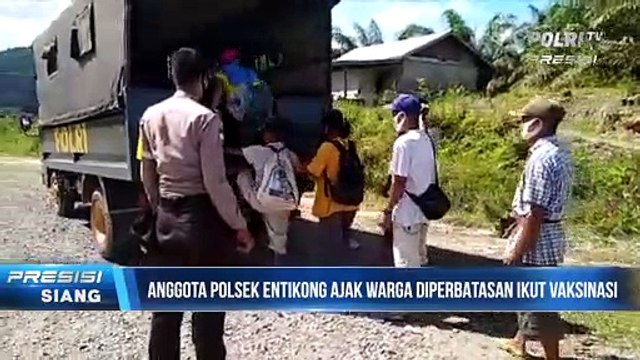 Anggota Polsek Entikong Ajak Warga Diperbatasan Ikut Vaksinasi Massal