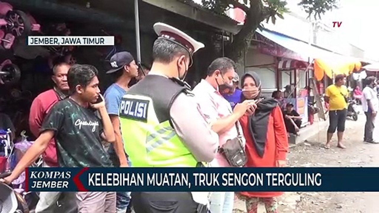 Kelebihan Muatan, Truk Sengon Terguling Menimpa Mobil dan Warung
