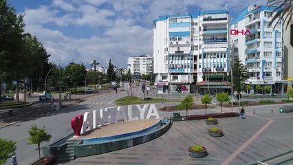 'NOEL BABA'NIN ŞEHRİ ANTALYA'DA 'KARANLIK YILBAŞI' TARTIŞMASI