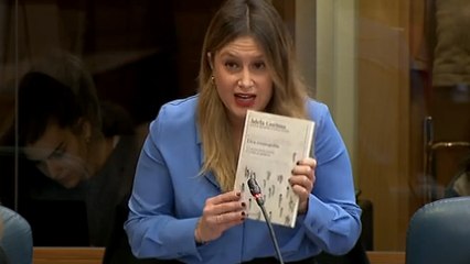 Podemos intenta regalar un libro a Isabel Díaz Ayuso