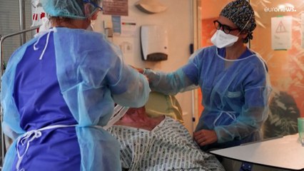 Covid-19 : en pleine 5e vague, la France fait face à l'arrivée du variant Omicron