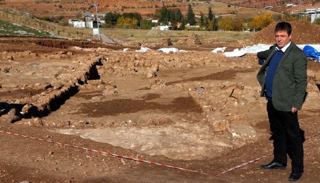 PERRE ANTİK KENT'İNDE ROMA DÖNEMİNE AİT DOKUMA ATÖLYESİ BULUNDU