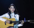 Nguyễn Thúc Thùy Tiên tự đệm guitar hát Hello Việt Nam bằng tiếng Pháp