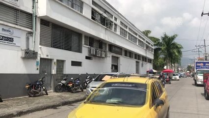 Kolombiyalı anne işitme engelli kızı için şeffaf maske geliştirdi