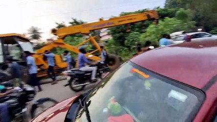 'இவ்வளவு கூட்டம் ஏறினா வண்டி ஓட்ட முடியாது'.அரசு பேருந்தை நடுரோட்டில் நிறுத்தி இறங்கி சென்ற டிரைவர்