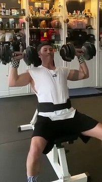 —Gear from @bodyengineers —Happy Wednesday Fam ! —Salut la famille, j’espère que vous allez toujours bien? Voici mon entraînement Épaules de ce mercredi soir. —SAVE This Dumbbell Routine1. Seated Dumbbell Shoulder Press - 4✖️15reps.2. Dumbbel