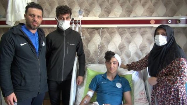 HAVA TOPUNDA RAKİBİYLE ÇARPIŞAN GENÇ FUTBOLCU, BEYİN KANAMASI GEÇİRDİ
