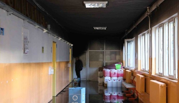 Okulda yangın çıktı, camdan atlayan öğretmen yaralandı