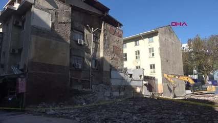 KONAK'TA ESKİ HİZMET BİNASINA KOMŞU OTEL KAYMA TEHLİKESİ NEDENİYLE BOŞALTILDI