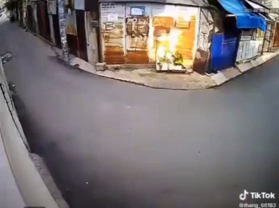 Un homme à moto rate son virage dans une ruelle et percute une porte de garage !