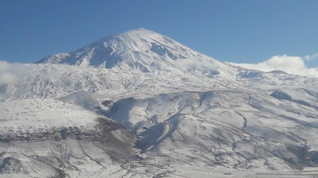Ağrı Dağı beyaz gelinliğini giydi