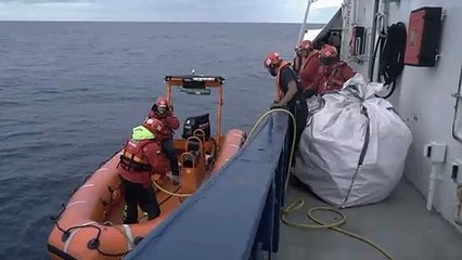 Estreno en exclusiva de un fragmento de 'Aita Mari', el documental sobre el atunero vasco que salva vidas en el Mediterráneo