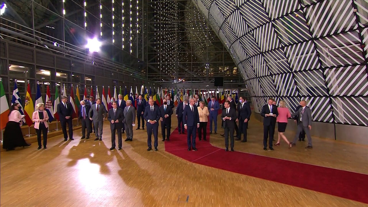 Großer Zapfenstreich zum Abschied von der Kanzlerin: Tschüß Angie, Farbfilm nicht vergessen