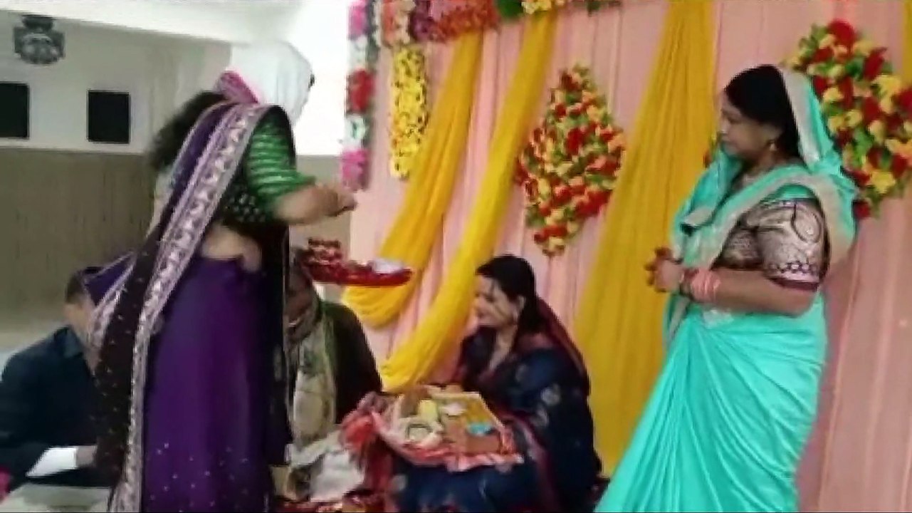 सात समन्दर पार से दुल्हन लेने पहुंचा विदेशी दूल्हा, हिन्दू रीति रिवाज से किया विवाह, देखें वीडियो