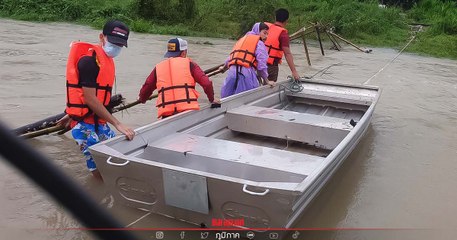 น้ำป่าลง "เมืองคอน" ต้องยกเรือข้ามกำแพงรั้วเหล็ก ข้ามไปช่วยชาวบ้าน (คลิป)