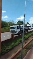 Caminhão perde controle na BR-381 e causa congestionamento entre os quilômetros 498 e 510