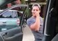 Vidéo drôle d'un homme qui danse à côté de sa voiture en marche