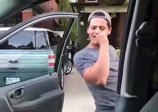 Vidéo drôle d'un homme qui danse à côté de sa voiture en marche