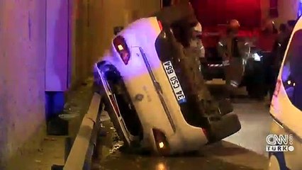 Servis minibüsüne çarpan otomobil yan yattı