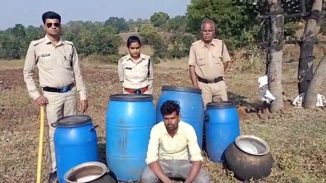 नदी किनारे संचालित थे अवैध शराब के कारखाने, बड़ी मात्रा में शराब जब्त