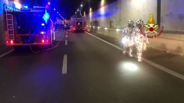 LECCE - VIGILI DEL FUOCO IN AZIONE PER UNA ESERCITAZIONE NELLA GALLERIA CONDO'