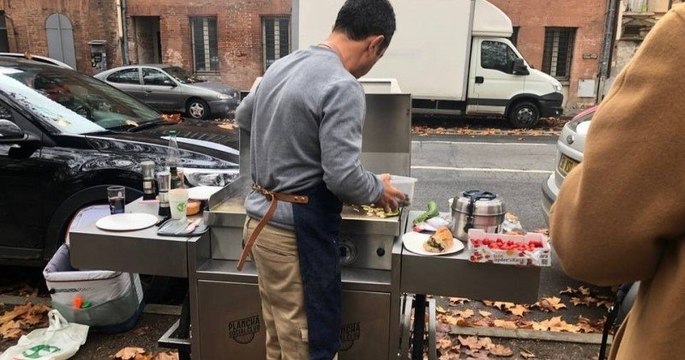 Toulouse : il offre des repas chauds aux sans-abri à l'aide d'une plancha mobile fixée sur son vélo