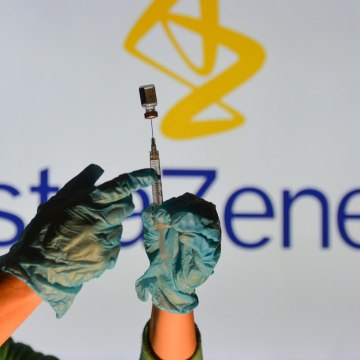 Vaccin AstraZeneca : le déclencheur des thromboses aurait été identifié par des scientifiques - F