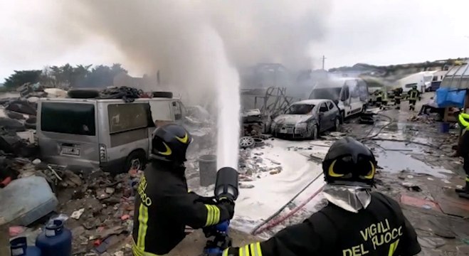 Sassari - Incendio in un campo nomadi: bruciano camper e rifiuti (02.12.21)