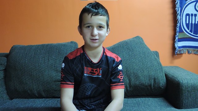 Nathan explique pourquoi il collecte des dons à chaque année (en anglais)