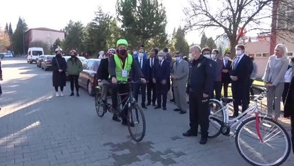 Bilecik valisi kendini görme engelli bireyler yerine koydu, gözleri kapalı bisiklet kullandı