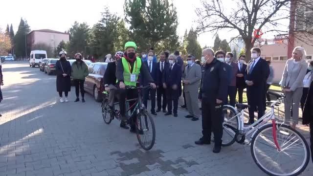 Bilecik valisi kendini görme engelli bireyler yerine koydu, gözleri kapalı bisiklet kullandı