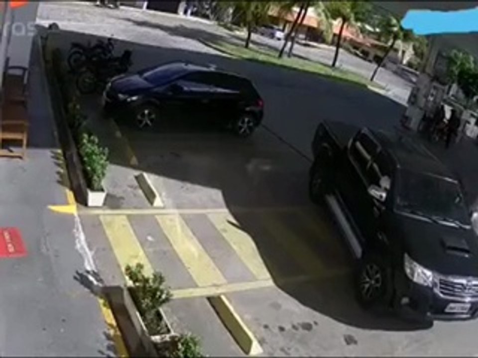 Ce conducteur qui se gare très mal va être rattrapé par le karma