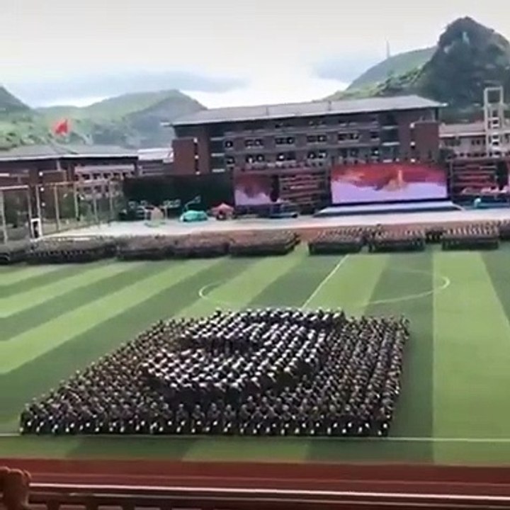 Compte à rebours réalisé par un marching band de 200 personnes